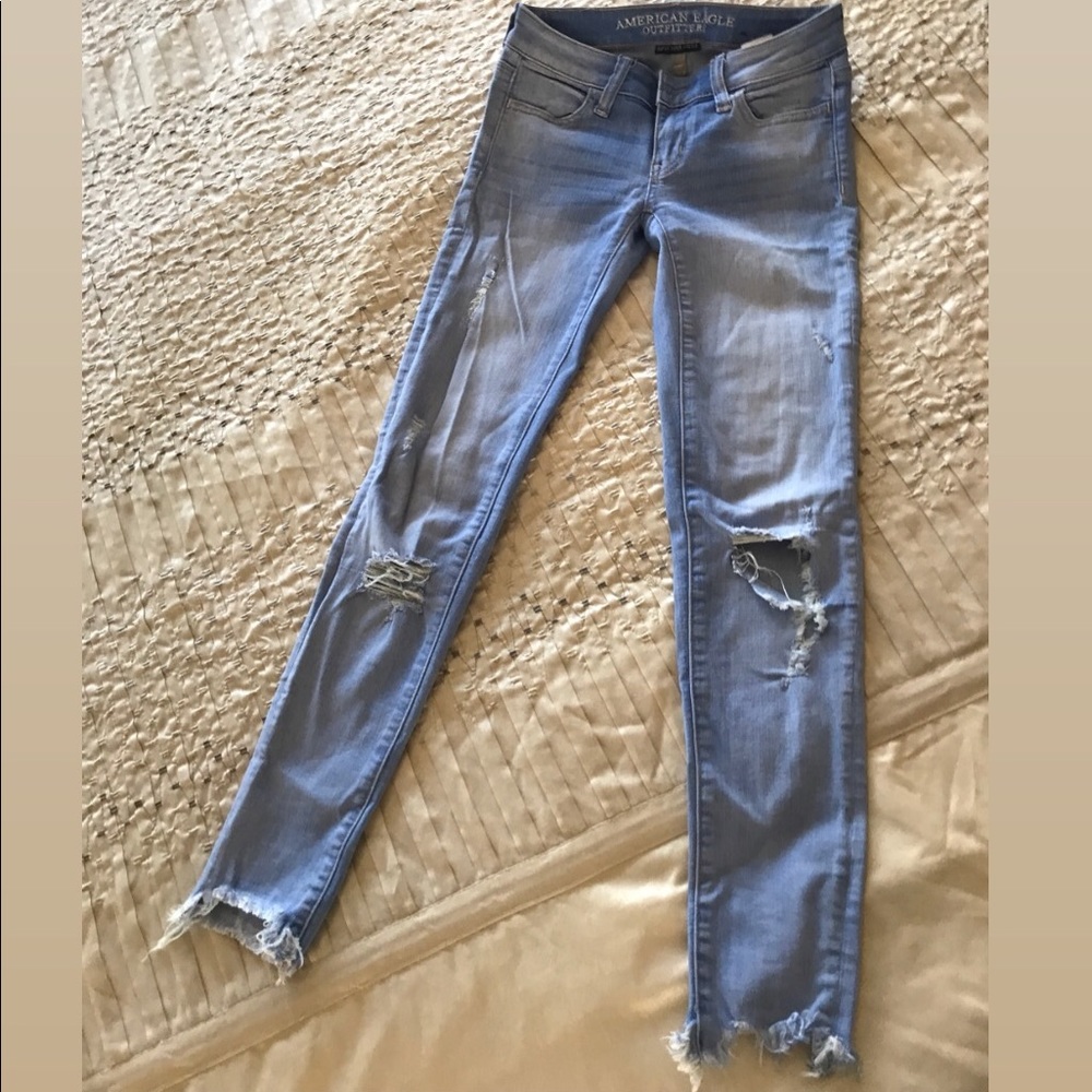 LIGHT BLUE RIPPED JEANS